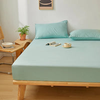 Drap Housse Bleu Turquoise Elastique en Coton, sur un lit.