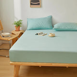 Drap Housse Bleu Turquoise Elastique en Coton, sur un lit.