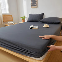 Drap Housse Gris et Simple en Coton sur un lit