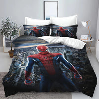 Ensemble Housse de Couette 1 Personne avec Imprimé de Spider-Man sur un lit avec une plante verte à gauche et une table avec une lampe dessus à droite