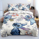 Ensemble Housse de Couette Ado avec Imprimé de Stitch sur un lit avec une petite table à droite et à gauche