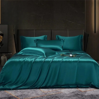 Ensemble Housse de Couette Bleue Canard Luxueuse sur un lit avec un mur noir effet marbre derrière