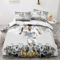 Ensemble Housse de Couette Ado avec Imprimé de Cristiano Ronaldo sur un lit avec une petite table à droite et des livres à gauche