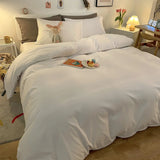 Housse de Couette Beige Douce et Confortable sur un lit avec des coussins et une peluche