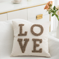 Housse Coussin Canapé Moderne avec Inscription Love sur un canapé