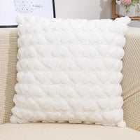 Housse Coussin Chic et Élégante aux Motifs de Coeur blanche sur un fauteuil 