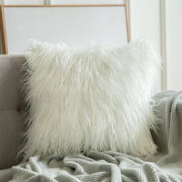 Housse Coussin Originale en Effet Fourrure blanche sur un canapé 