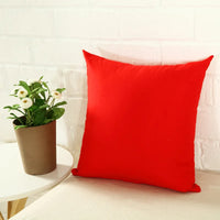 Housse Coussin Simple et Résistante contre un mur blanc