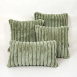 Housse Coussin Verte et Douce en Peluche sur fond beige