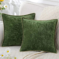 Housse Coussin Verte en Tissu de Chenille sur un canapé avec des fleurs en dessous